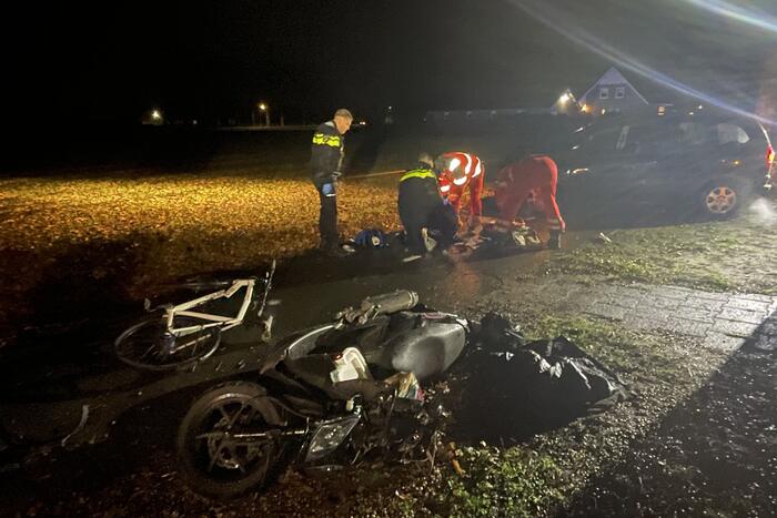 Twee gewonden bij zware aanrijding tussen scooter en fiets