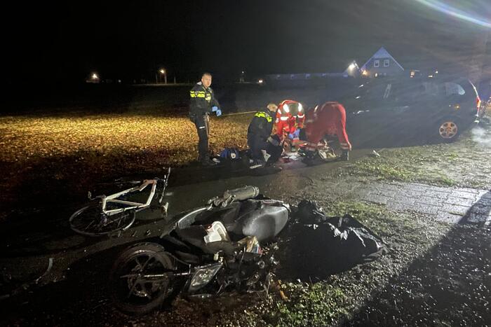 Twee gewonden bij zware aanrijding tussen scooter en fiets
