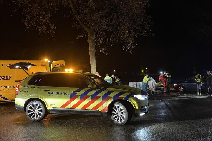 Twee gewonden bij zware aanrijding tussen scooter en fiets