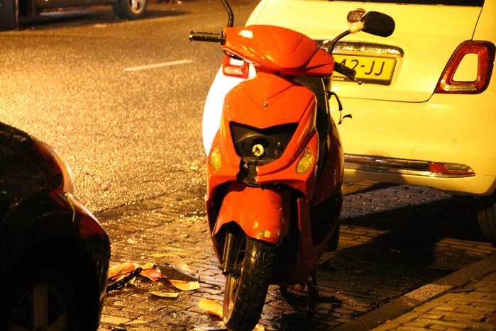 Flinke schade na botsing tussen scooter en auto