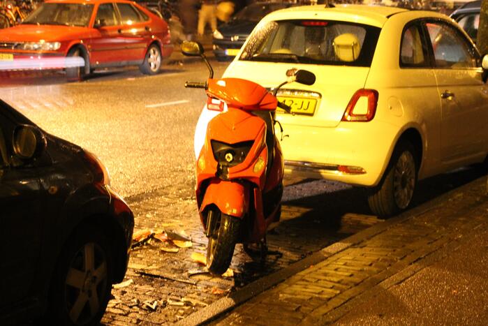 Flinke schade na botsing tussen scooter en auto