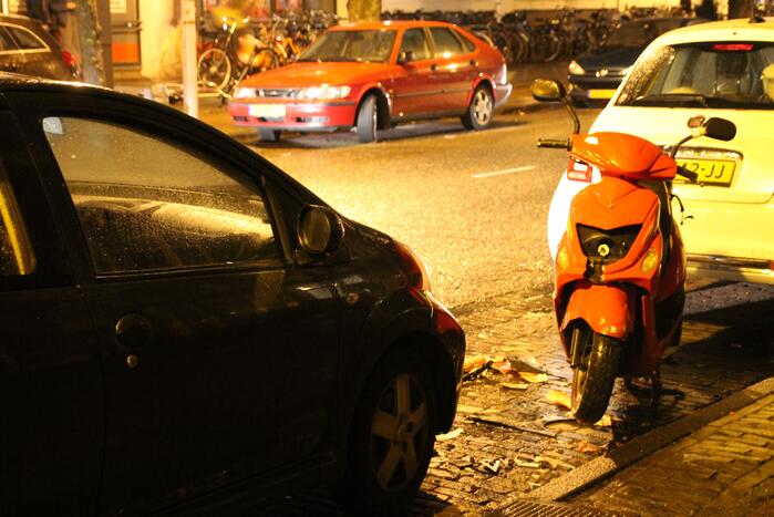 Flinke schade na botsing tussen scooter en auto