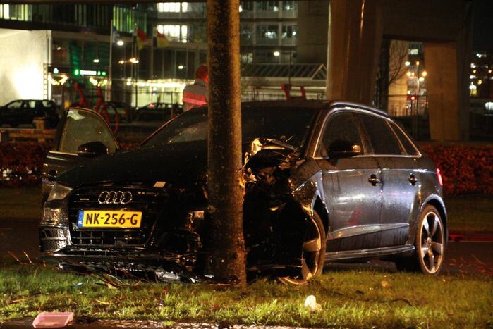 Automobilist verliest macht over het stuur en botst tegen boom