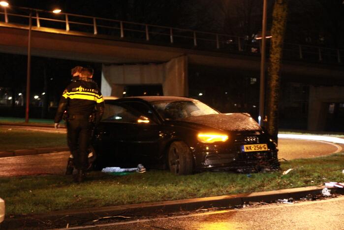 Automobilist verliest macht over het stuur en botst tegen boom