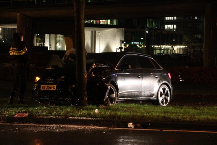 Automobilist verliest macht over het stuur en botst tegen boom