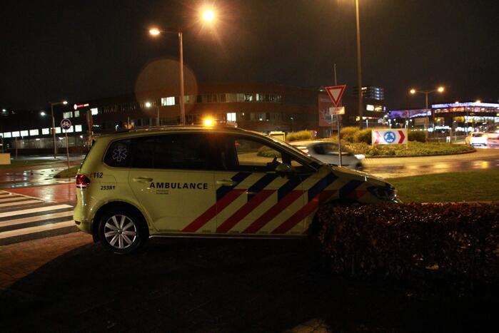 Automobilist verliest macht over het stuur en botst tegen boom