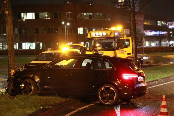 Automobilist verliest macht over het stuur en botst tegen boom