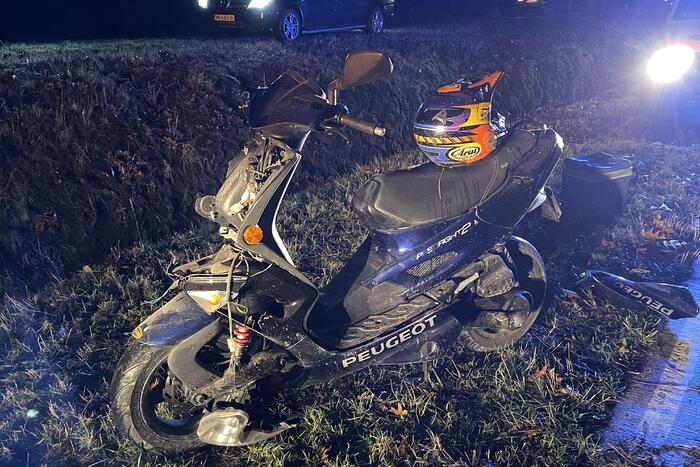Scooterrijder botst op voetganger