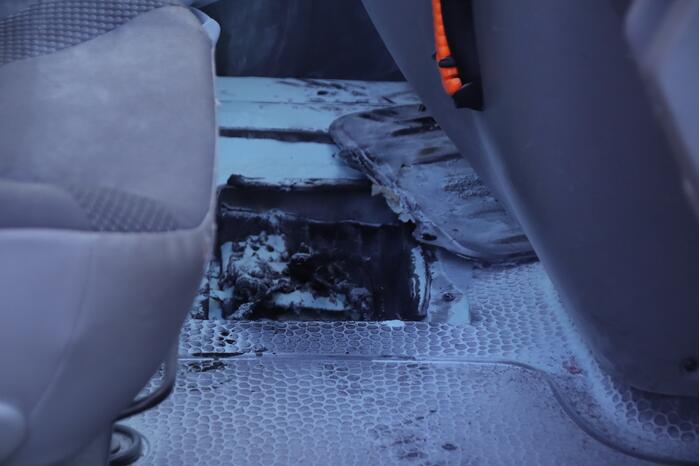 Bestelbus MBO vliegt in brand voor stoplicht