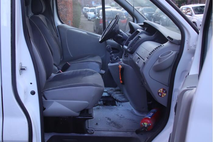 Bestelbus MBO vliegt in brand voor stoplicht