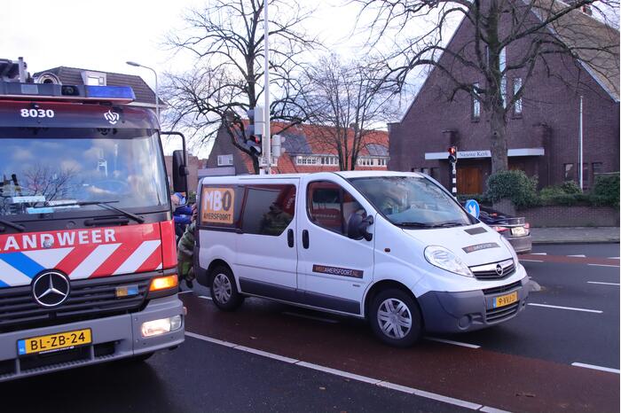 Bestelbus MBO vliegt in brand voor stoplicht