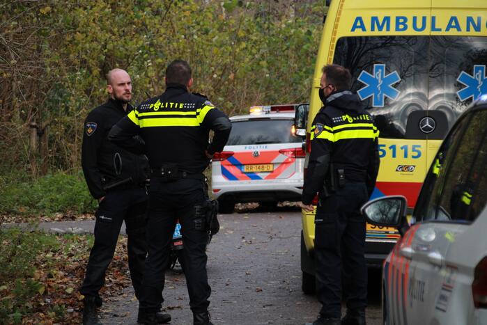 Persoon gewond op bospad