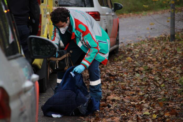 Persoon gewond op bospad