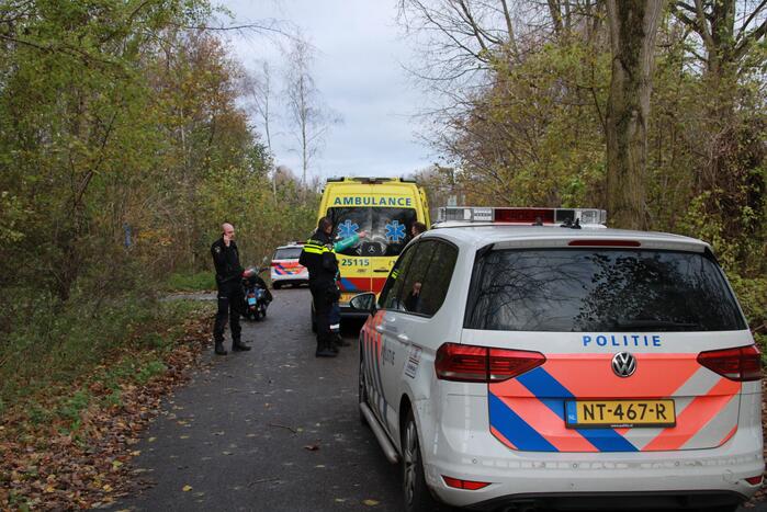 Persoon gewond op bospad