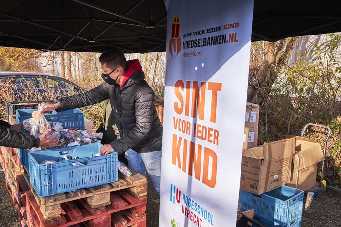 Voedselbank deelt Sinterklaascadeau's uit
