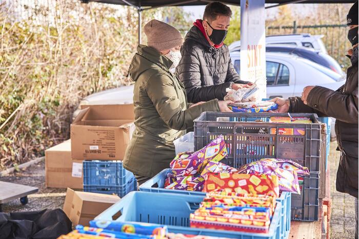 Voedselbank deelt Sinterklaascadeau's uit