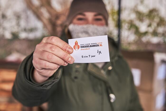 Voedselbank deelt Sinterklaascadeau's uit