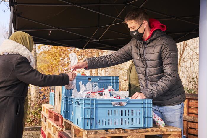 Voedselbank deelt Sinterklaascadeau's uit