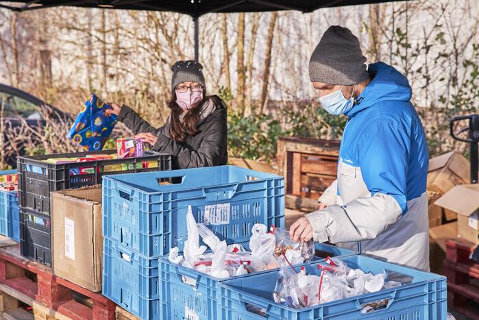Voedselbank deelt Sinterklaascadeau's uit