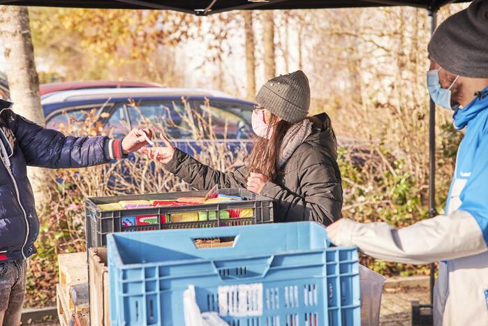 Voedselbank deelt Sinterklaascadeau's uit