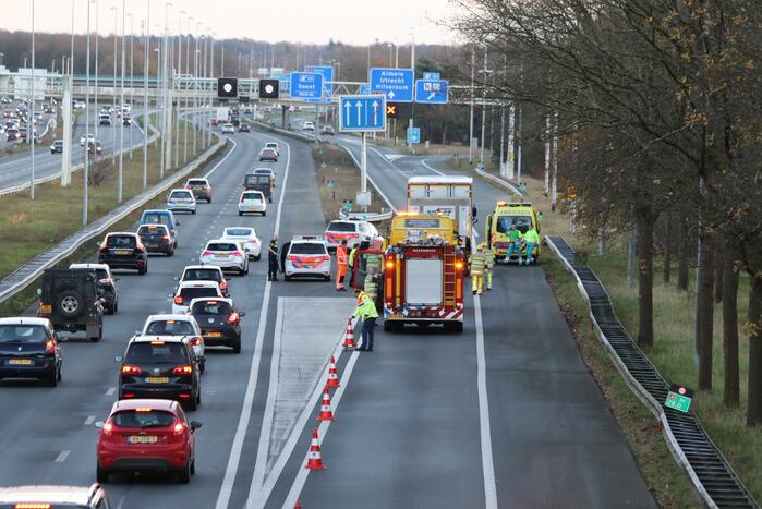 Personen auto botst achterop vrachtwagen