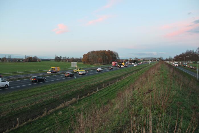 Kettingbotsing tussen drie voertuigen