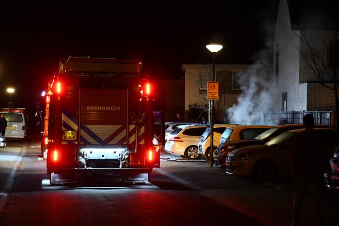 Veel rook bij brand in geparkeerde auto