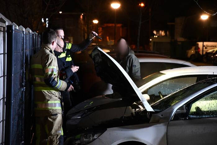 Veel rook bij brand in geparkeerde auto