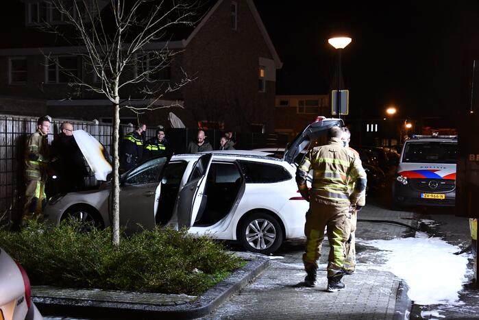 Veel rook bij brand in geparkeerde auto