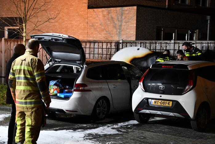 Veel rook bij brand in geparkeerde auto