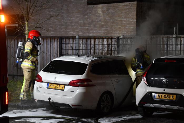 Veel rook bij brand in geparkeerde auto