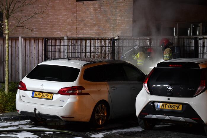 Veel rook bij brand in geparkeerde auto