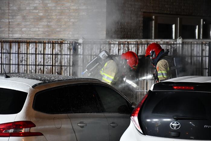 Veel rook bij brand in geparkeerde auto