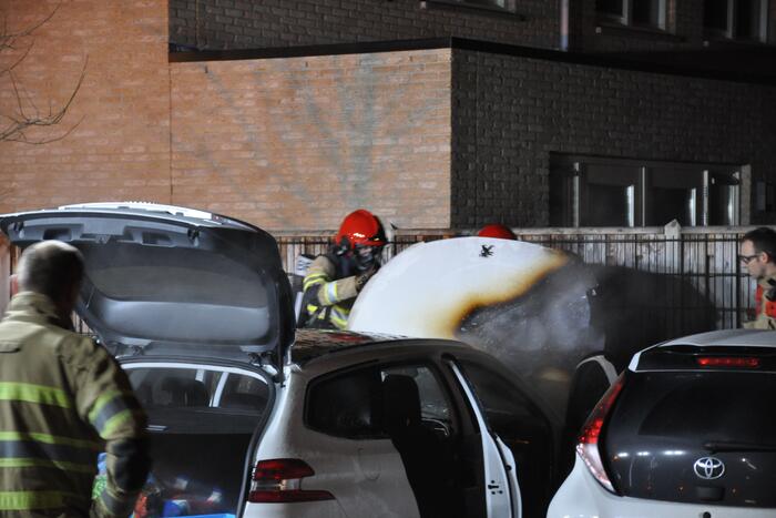 Veel rook bij brand in geparkeerde auto