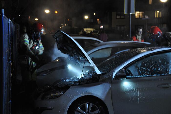 Veel rook bij brand in geparkeerde auto