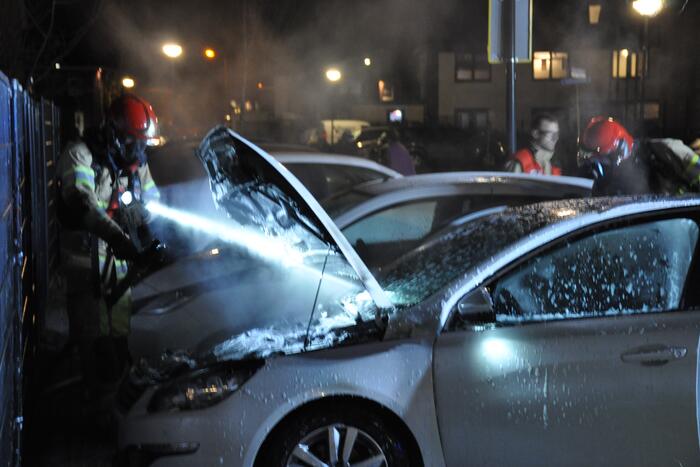 Veel rook bij brand in geparkeerde auto