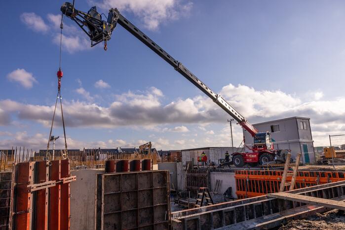 Persoon gewond bij val in drie meter diepe bouwput