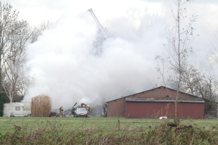 Veel rook bij grote brand in loods