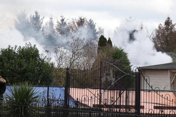 Veel rook bij grote brand in loods