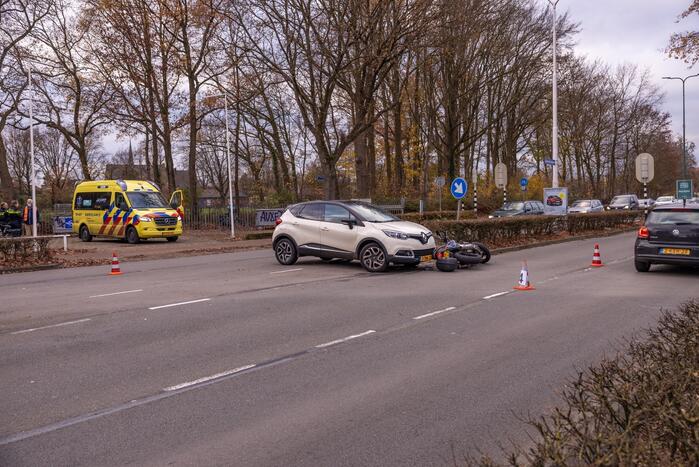 Motorrijder gewond bij botsing met auto