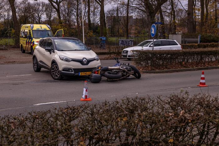 Motorrijder gewond bij botsing met auto