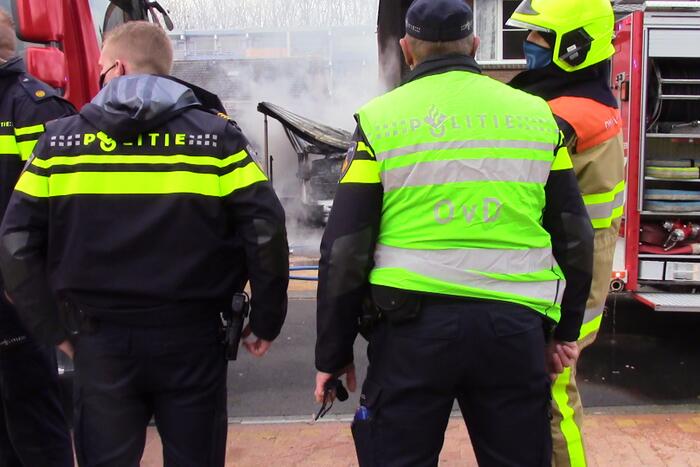 Camper naast woning gaat in vlammen op