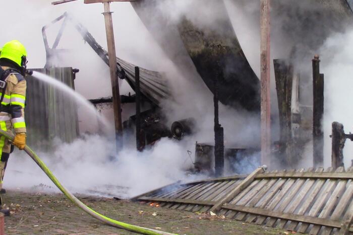 Camper naast woning gaat in vlammen op