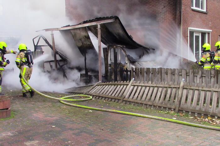 Camper naast woning gaat in vlammen op