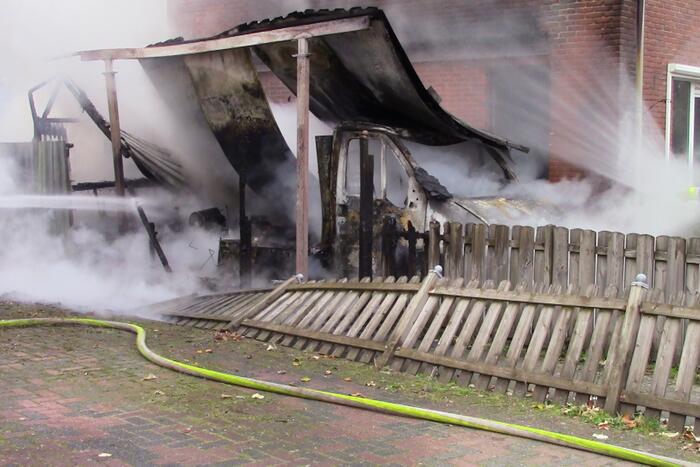 Camper naast woning gaat in vlammen op