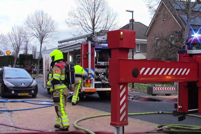Camper naast woning gaat in vlammen op