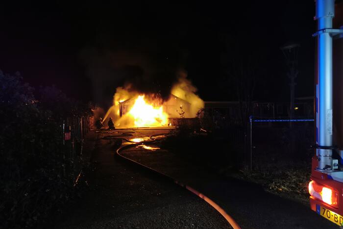Uitslaande brand legt schuur in de as