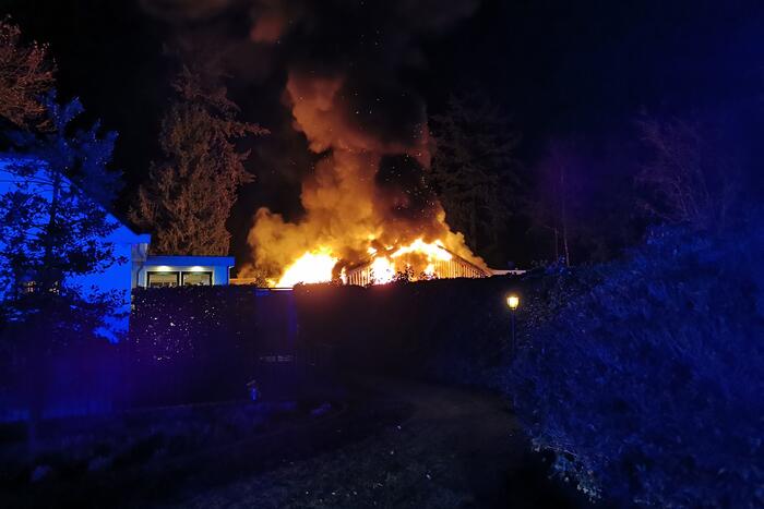 Uitslaande brand legt schuur in de as