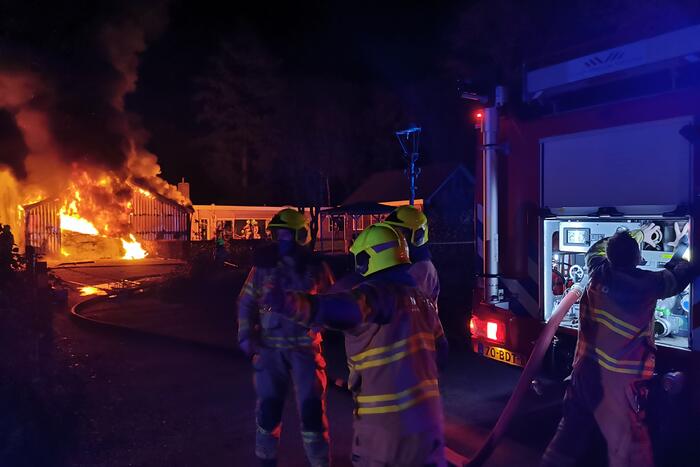 Uitslaande brand legt schuur in de as