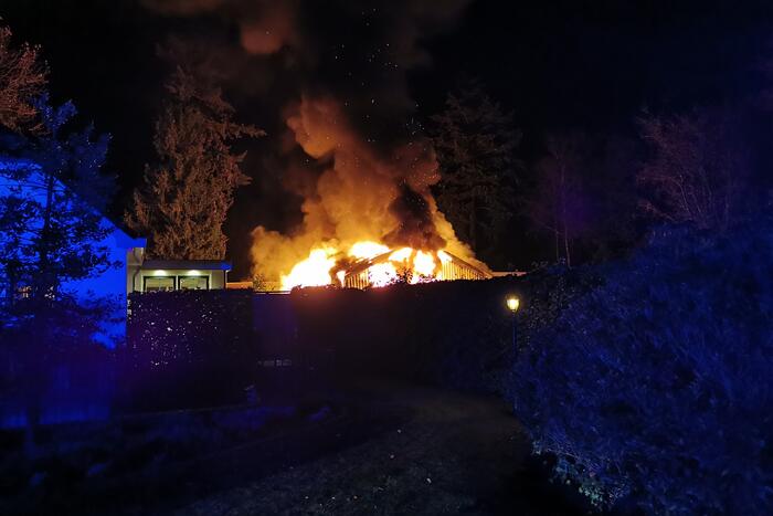 Uitslaande brand legt schuur in de as